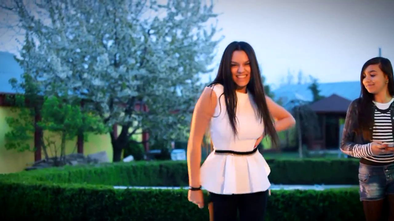 Carmen Simionescu apare si ea in videoclipul tatalui ei