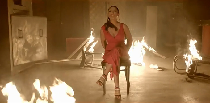 Vedeta s-a luptat cu flacarile, chinuindu-se sa scape din incendiu