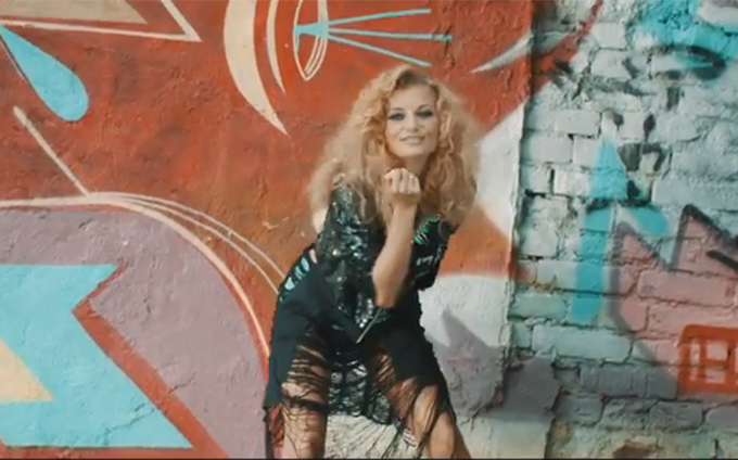 In noul clip, Sylvia are grija sa nu lase prea mult sa se vada