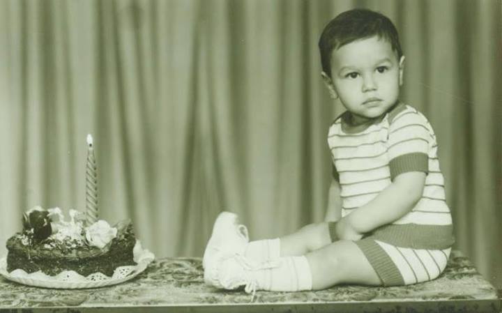 Asa arata Alex Velea in copilarie