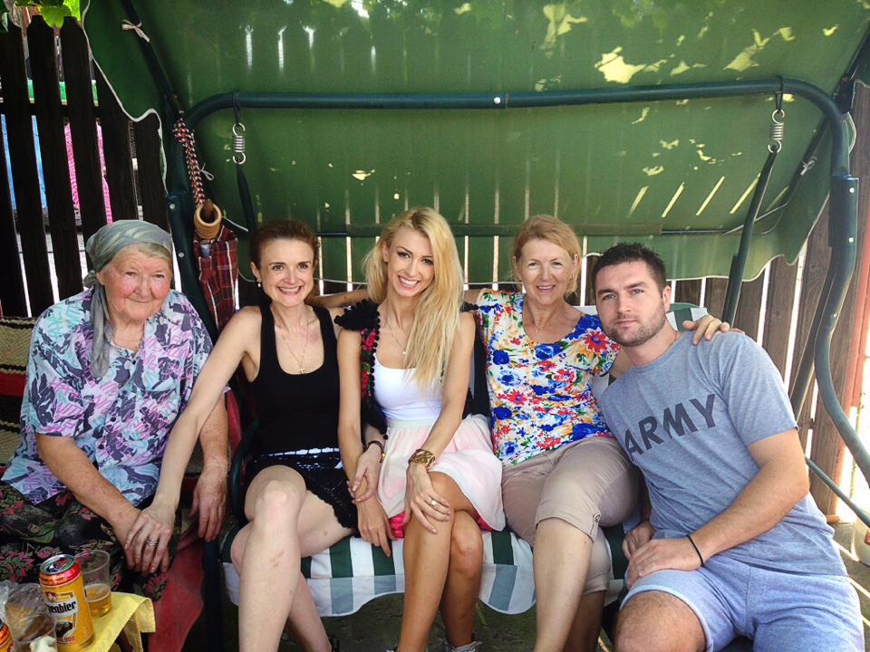 De la stanga la dreapta: bunica Andreei, verisoara Ligia, Andreea, mama vedetei si varul acesteia