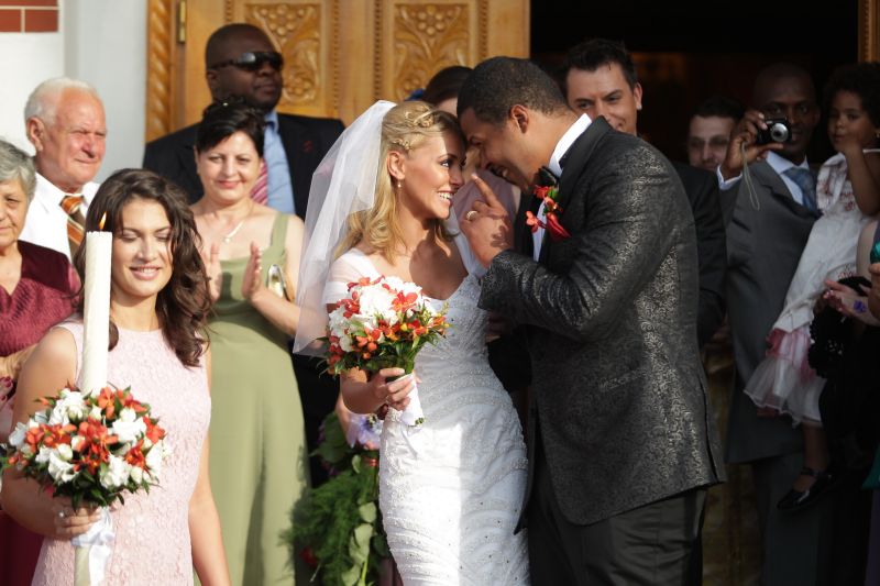 In fata altarului, blonda s-a trezit ca extensiile ei au inceput sa se desprinda