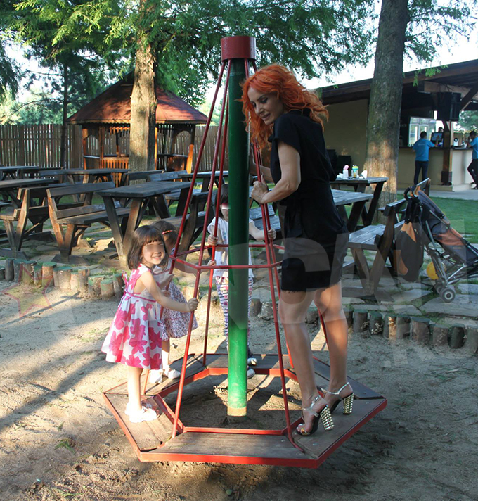 Vedeta a surprins pe toata lumea cu un look nou, vopsindu-si parul intr-o nuanta aprinsa de portocaliu