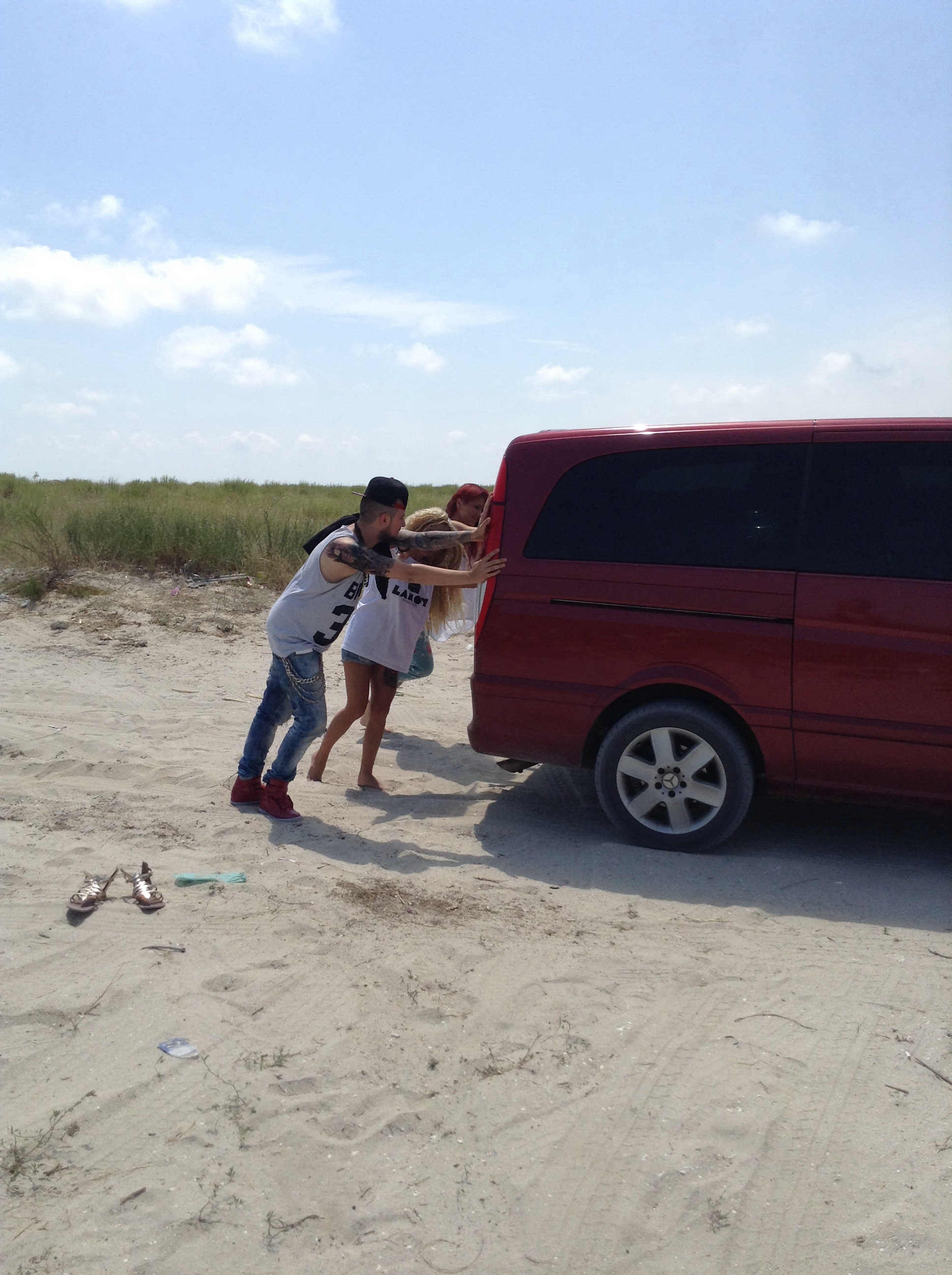 Artistul isi pune iubita si colega de scena sa impinga cot la cot cu el