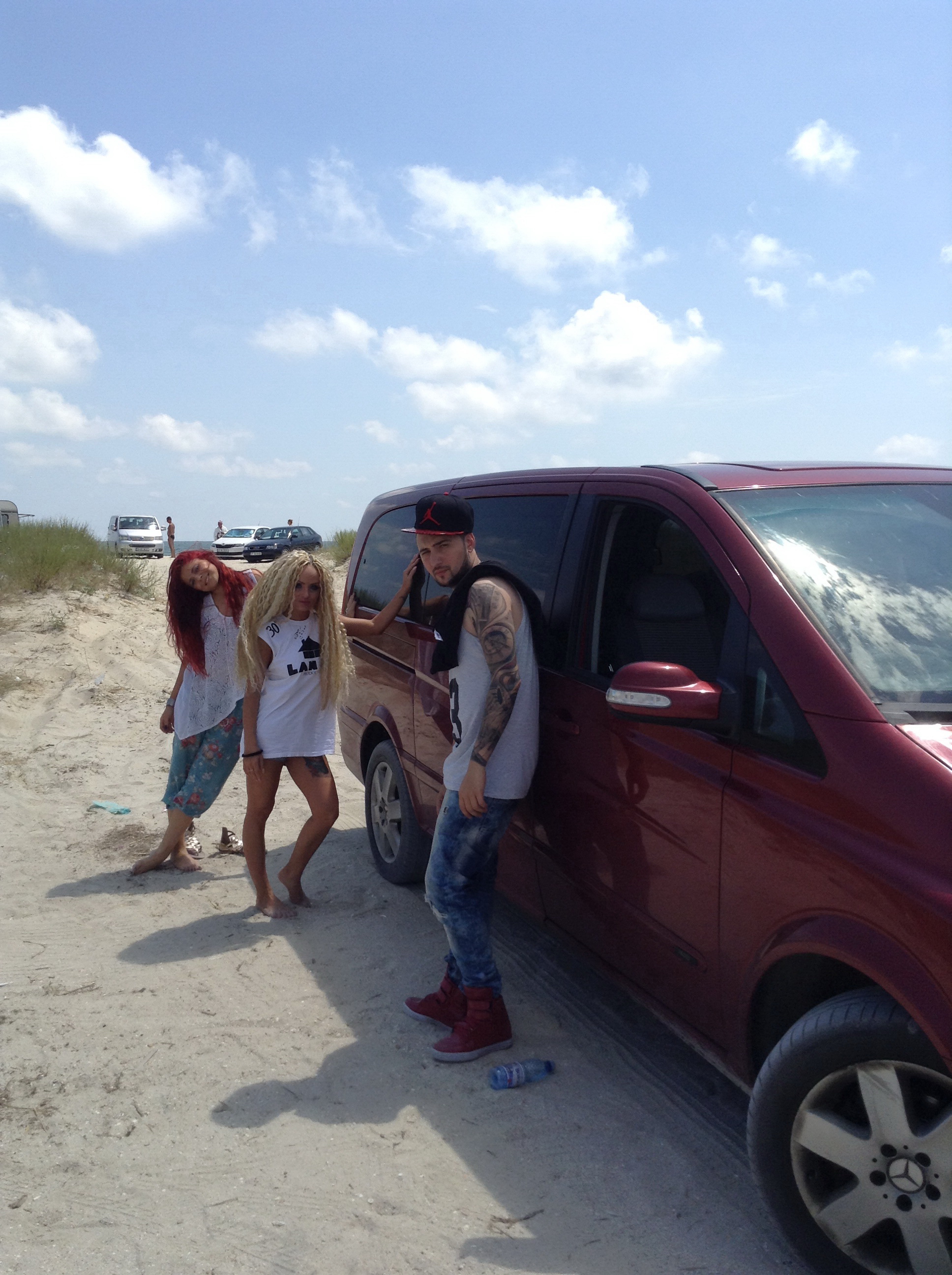 Cei trei au reusit in final sa scoata masina din nisip