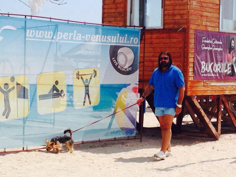 In timp ce tatal lui facea sporturi extreme, artistul plimba caine de talie mica