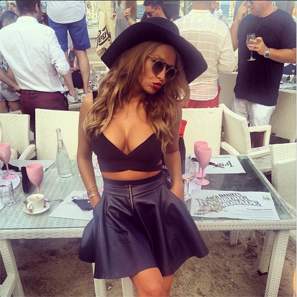 Nici nu a ajuns bine in tara ca Rodica a si plecat sa se distreze in cluburile de pe litoral