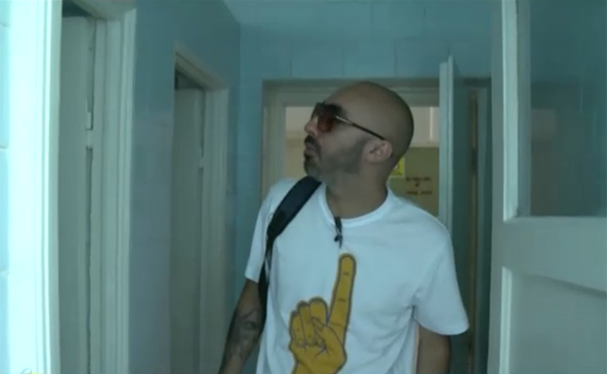 Cabron s-a cazat la un hotel de o stea din Mamaia, unde grupul sanitar era pe hol