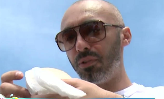 Cantaretul nu a parut deloc incantat de meniul lui, dar a trebuit sa se conformeze