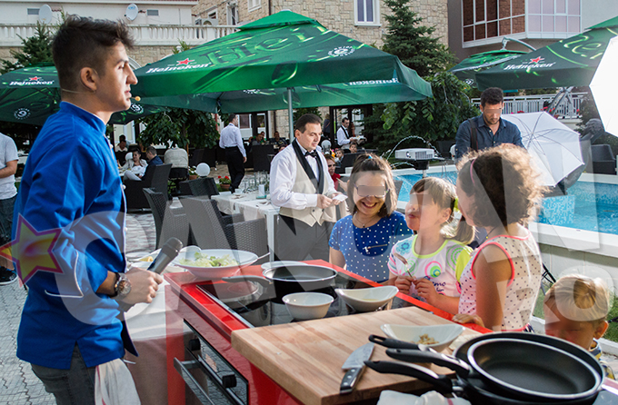 Copiii sunt cei mai incantati de rezultatele muncii lui Petru foto: Alexandru Ghita