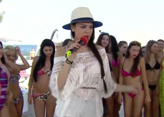 Carmen a cantat si a dansat de mama focului