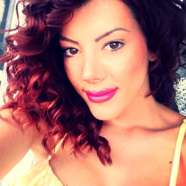 Carla provine dintr-o familie instarita, din Buzau