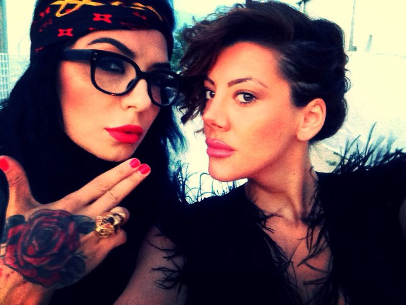 Carla lucraeza cu DJ Wanda la salonul acesteia de tatuaje