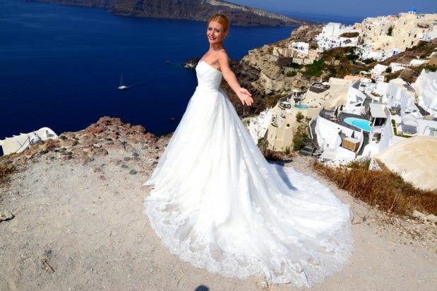 Mireasa a imbracat o rochie superba