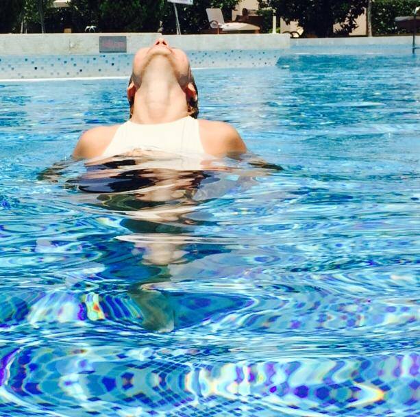 Andreea Esca a surprins pe toata lumea cu fotografia in care apare la piscina