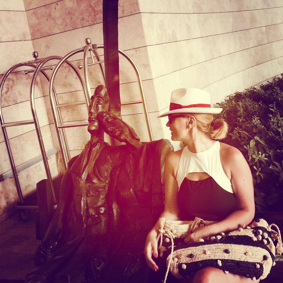 Andreea Esca a facut baie in aceeasi tinuta cu care a mers pe strada