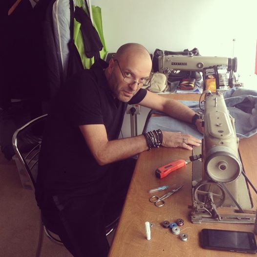 Dan Capatos s-a fotografiat intr-o ipostaza inedita, intrand pentru cateva minute in pielea unui croitor