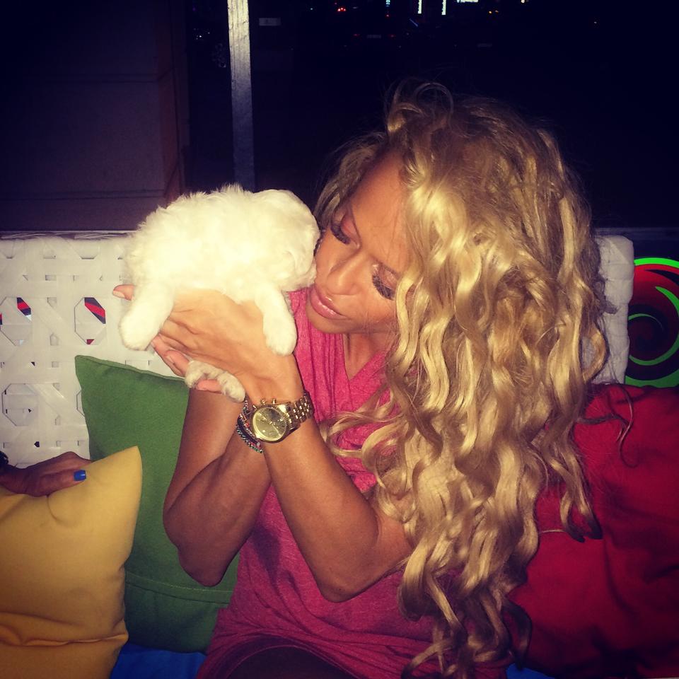 Pana astazi, Anda Adam avea parul lung si bucle lejere