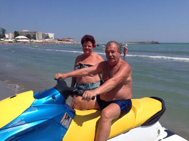 Are aproape 80 de ani, insa nu se sfeiste sa faca sporturi nautice