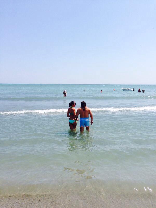 Cei doi iubiti au stat nedespartiti, pe plaja