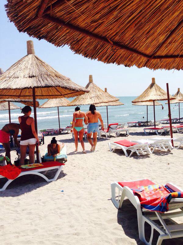 Gigi nu si-a lasat iubita sa intre singura in apa