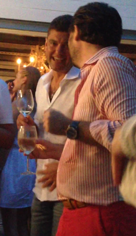 Pana la aparitia celei de-a doua brunete, politicianul se intretine cu un amic