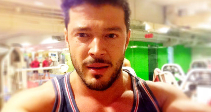 Victor apare in viata Biancai si dispare, totodata, in mod frecvent