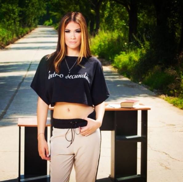 Betty incearca sa se inspire atat din gesturile cat si mimica cantaretei preferate