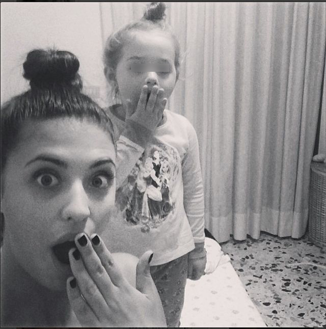 Nu e pentru prima data cand micuta Maya imita gesturile mamei ei