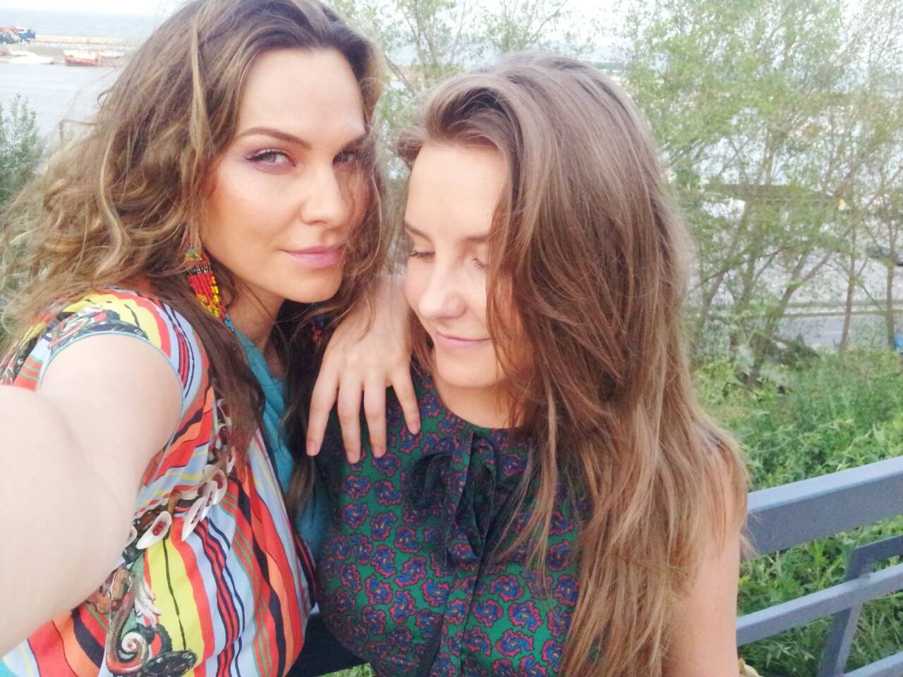 Anna Lesko s-a fotografiat alaturi de sora ei