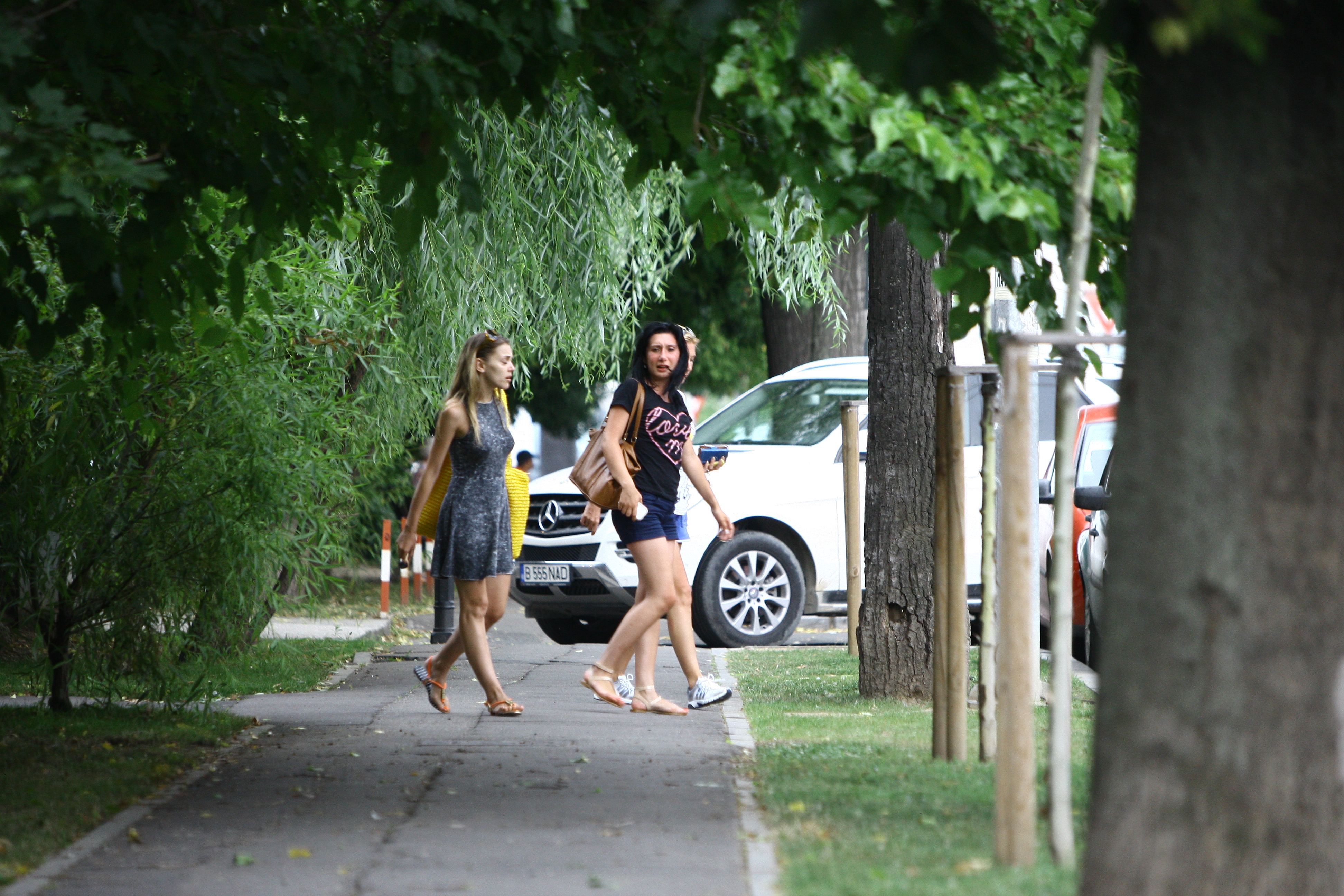 Blonda isi ia ramas bun de la amicele sale si se indreapta singura spre masina