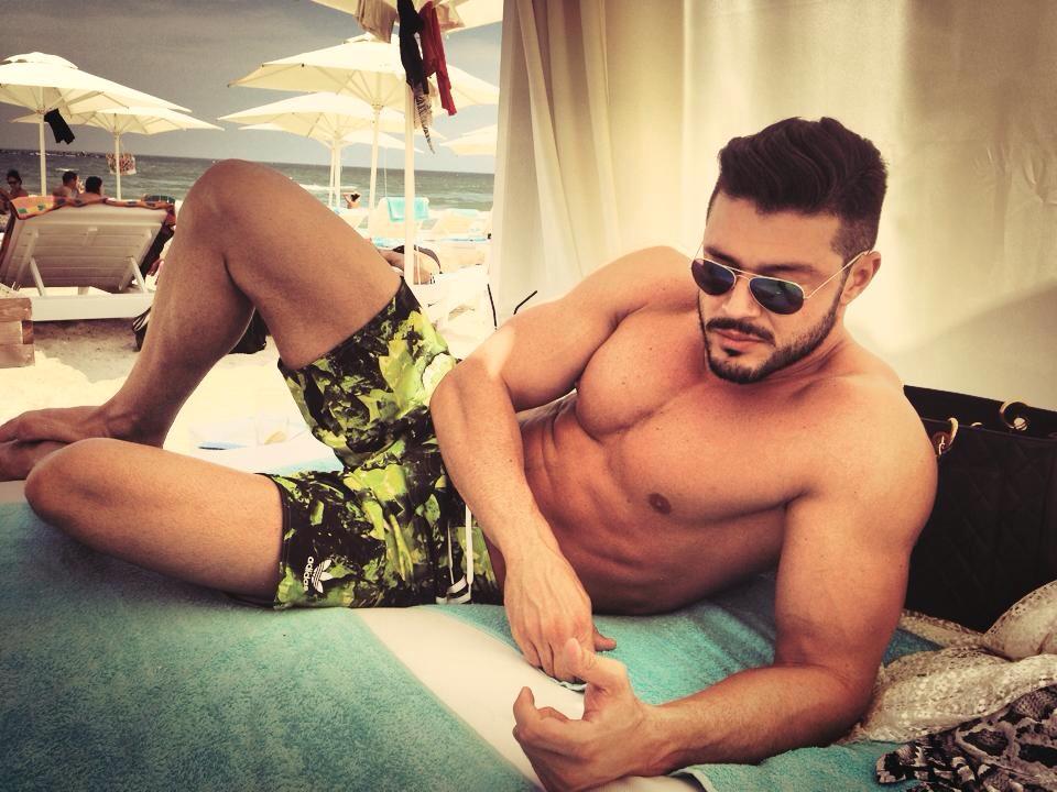 Aceasta este fotografia cu care Victor si-a innebunit toate admiratoarele