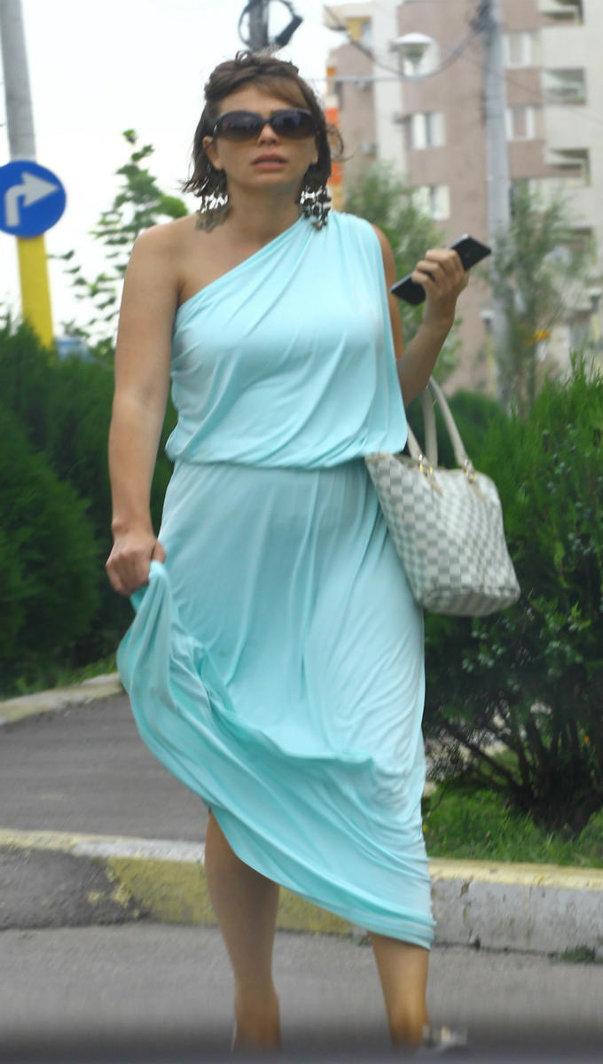 Uite-o e ea! Silvia in drum spre plaja