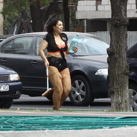 Ioana Tufaru a defilat in lenjerie intima pe strada