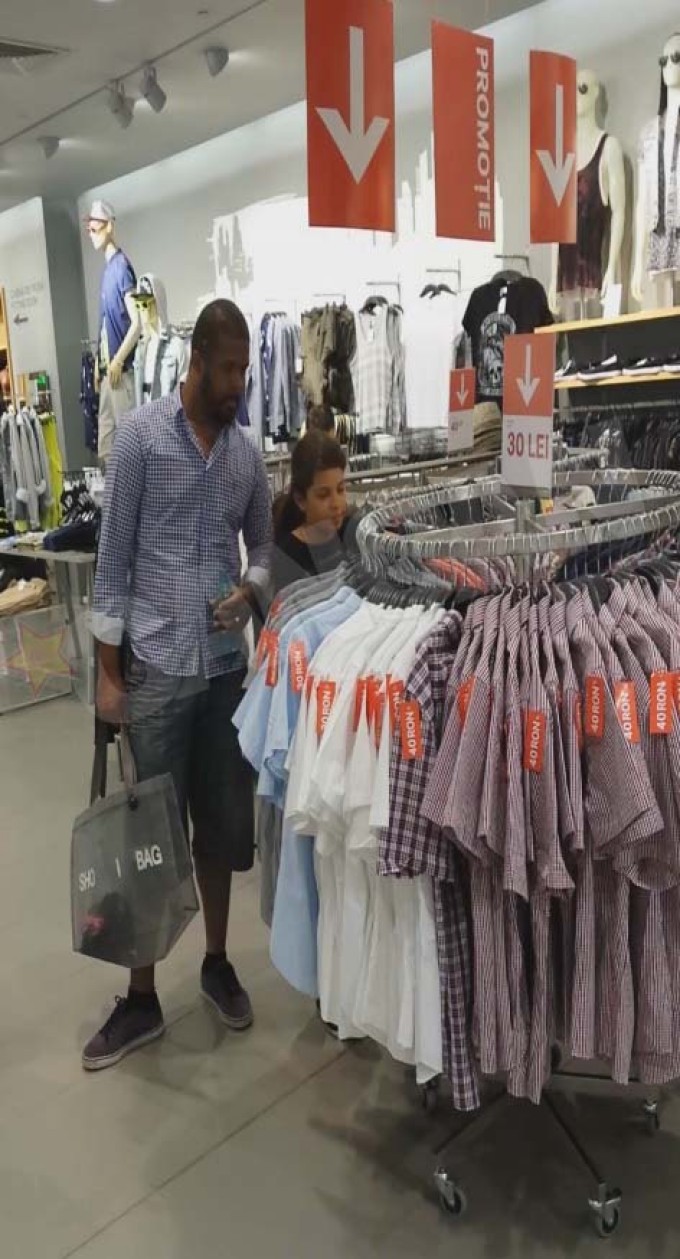 Fetita lui Cabral ii da tatalui ei explicatii pretioase in materie de haine