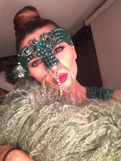 Intr-una din imagini, Ramona purta un fel de masca batuta in pietre scumpe