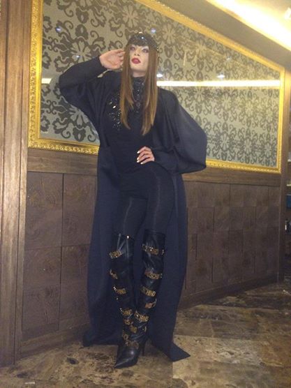 Hainele negre si machiajul in culori pale o fac pe sora Monicai Gabor de nerecunoscut