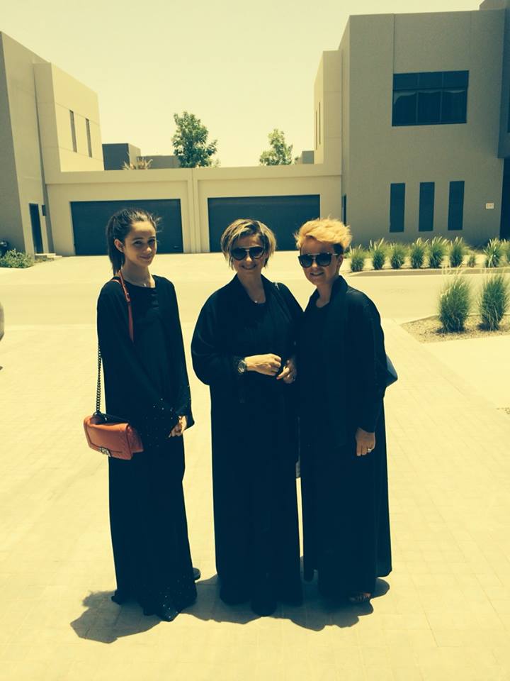 Impresara si sotia lui Pintli ies pe strada imbracate in straie arabesti