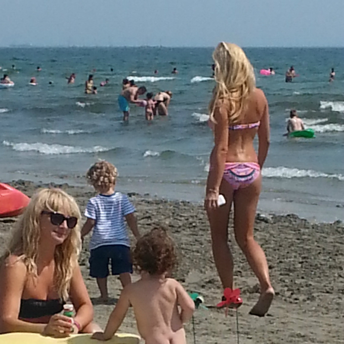 Raluca Zenga este alergata pe plaja de fiul ei