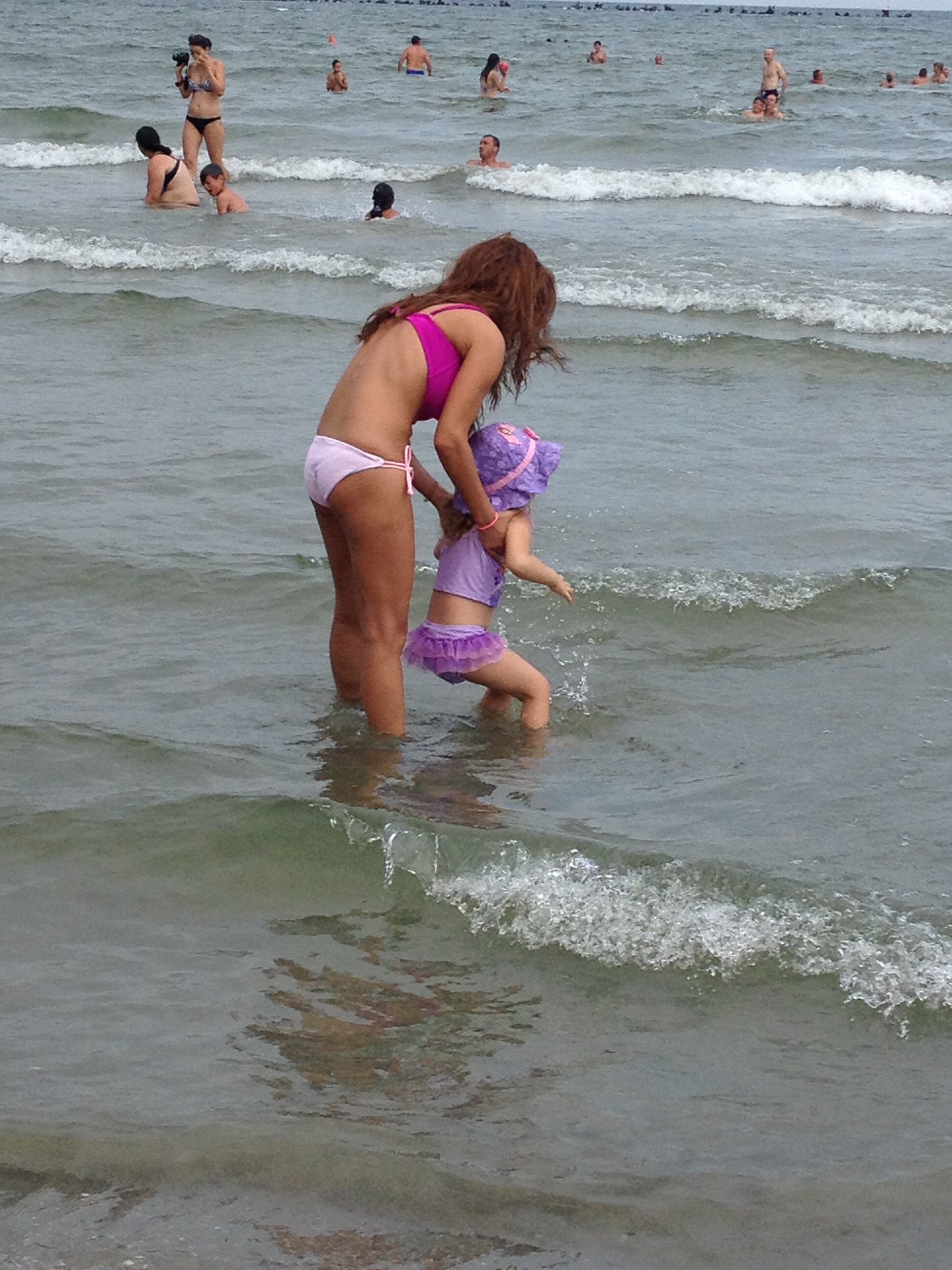 Andreea isi invata fiica sa inoate