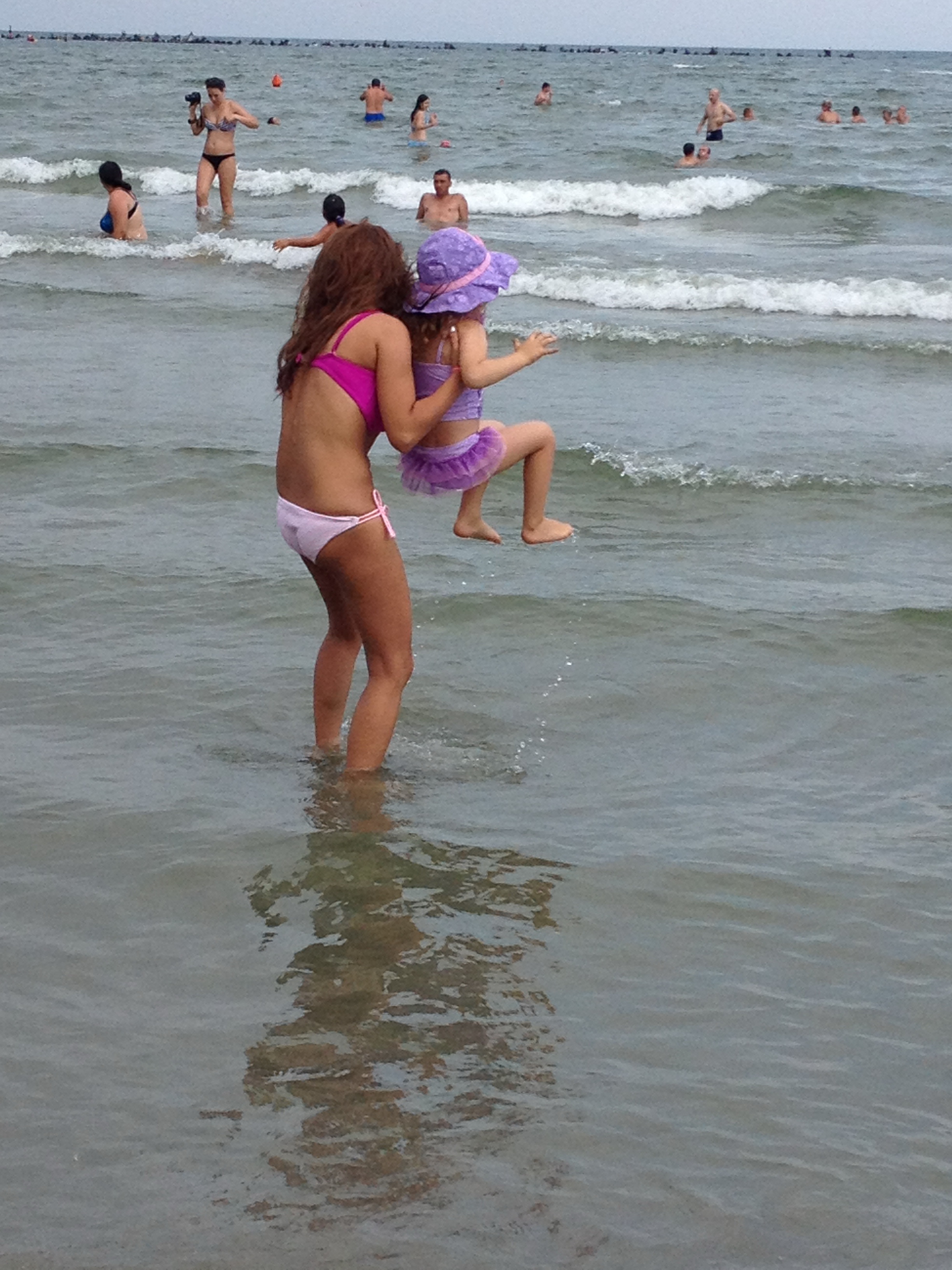 Artista se joaca in mare cu Siena