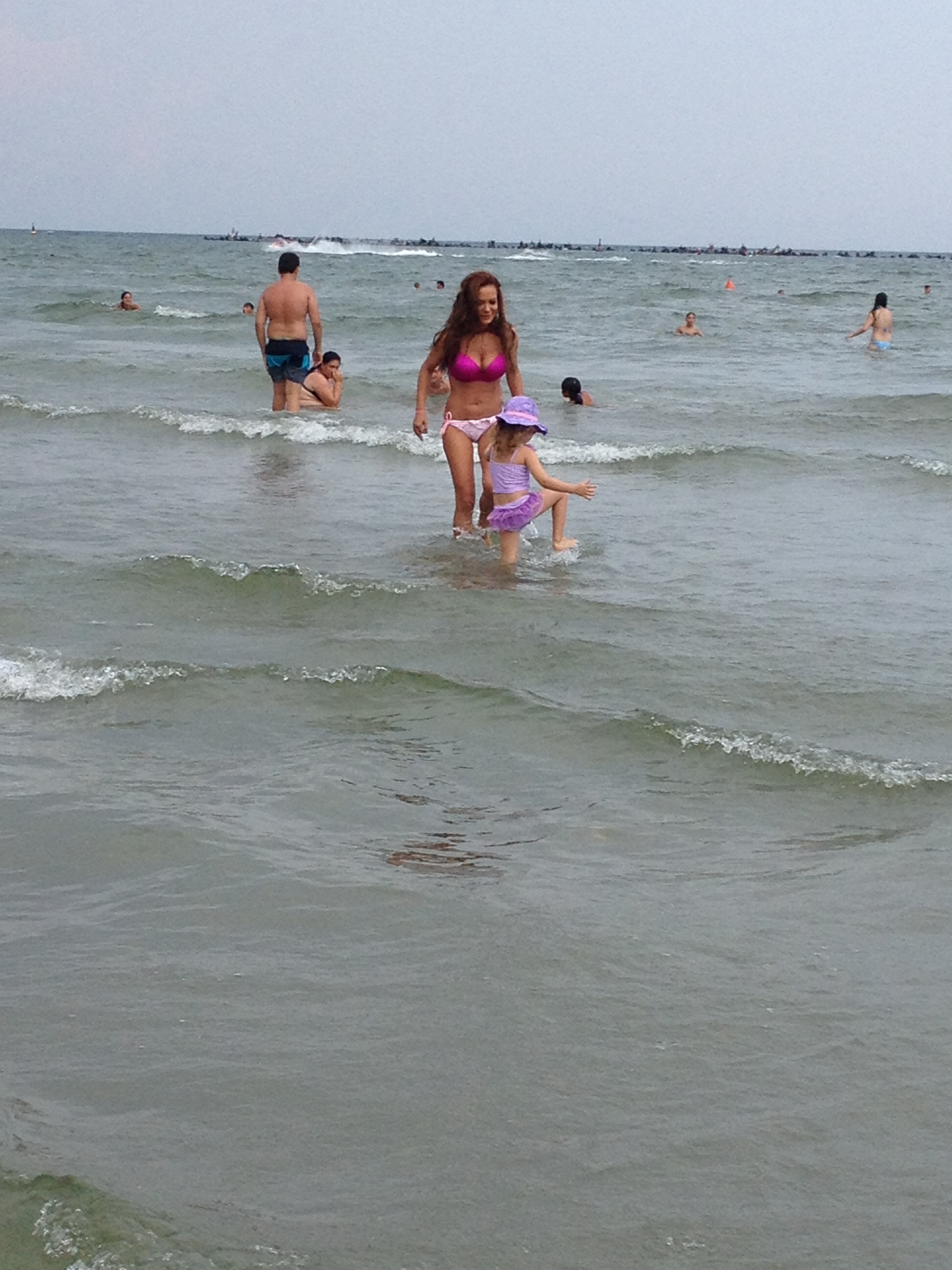 Dupa o ora de harjoneala, cele doua ies din mare