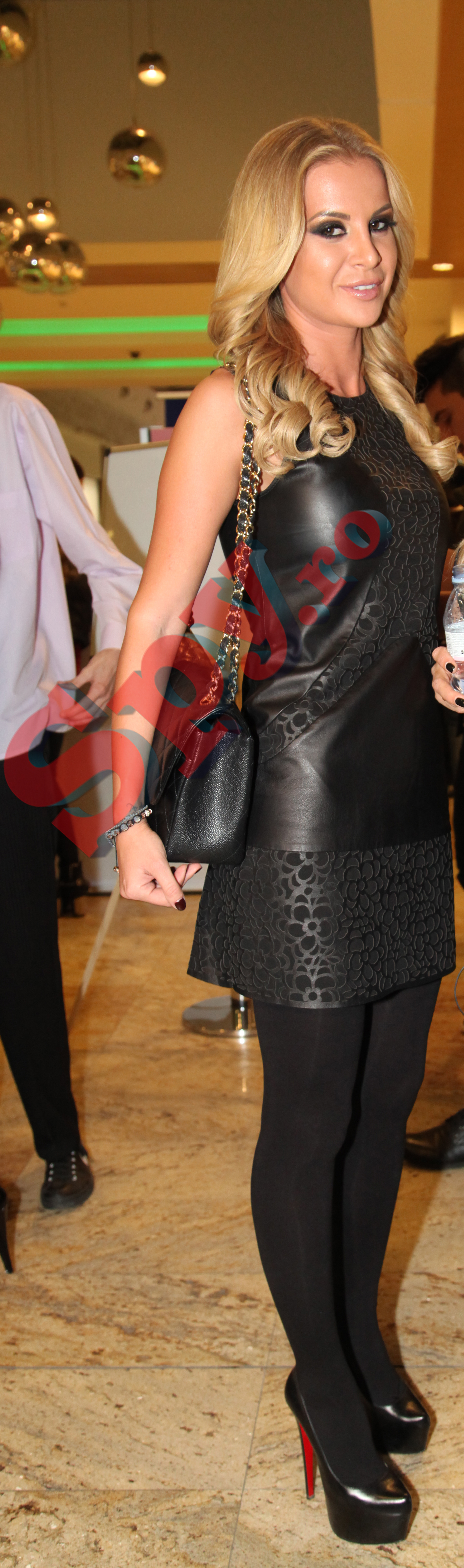 De cand a intrat intr-o relatie serioasa, Marina are mai multa grija la tinuta ei, in sensul ca a inceput sa se acopere din ce in ce mai mult