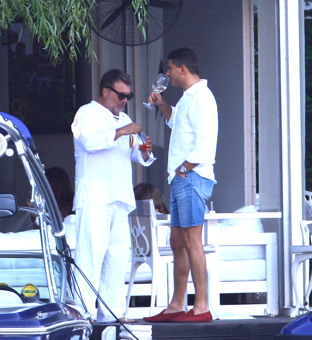 Boureanu a fost fotografiat foarte des delectandu-se cu sampanie