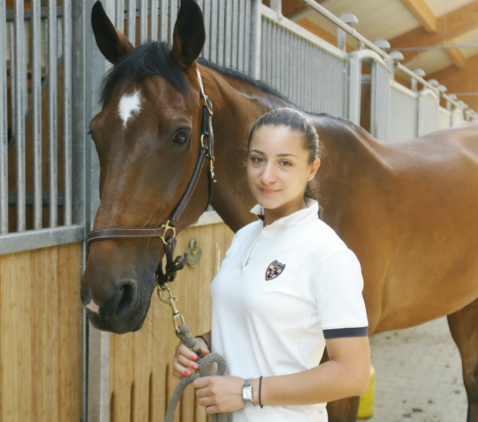 Alina Becali si unul dintre caii ei de concurs