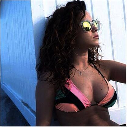 Chiar daca nu are un bust impresionant, cantareata stie mereu cum sa si-l puna in evidenta