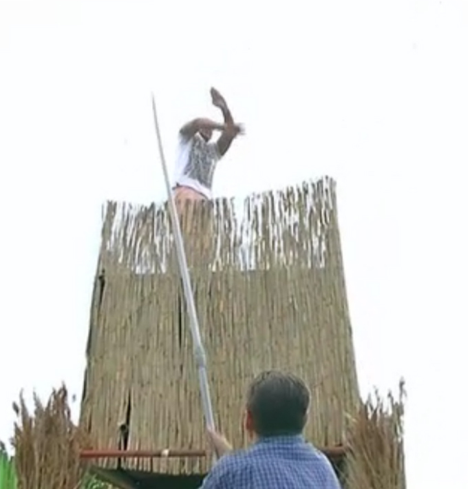 Nea Marin l-a obligat pe Mitoseru sa se urce intr-un turn de stuf si a inceput sa il bata cu o teava lunga