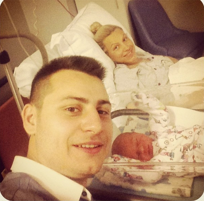 Amna a nascut prin cezariana