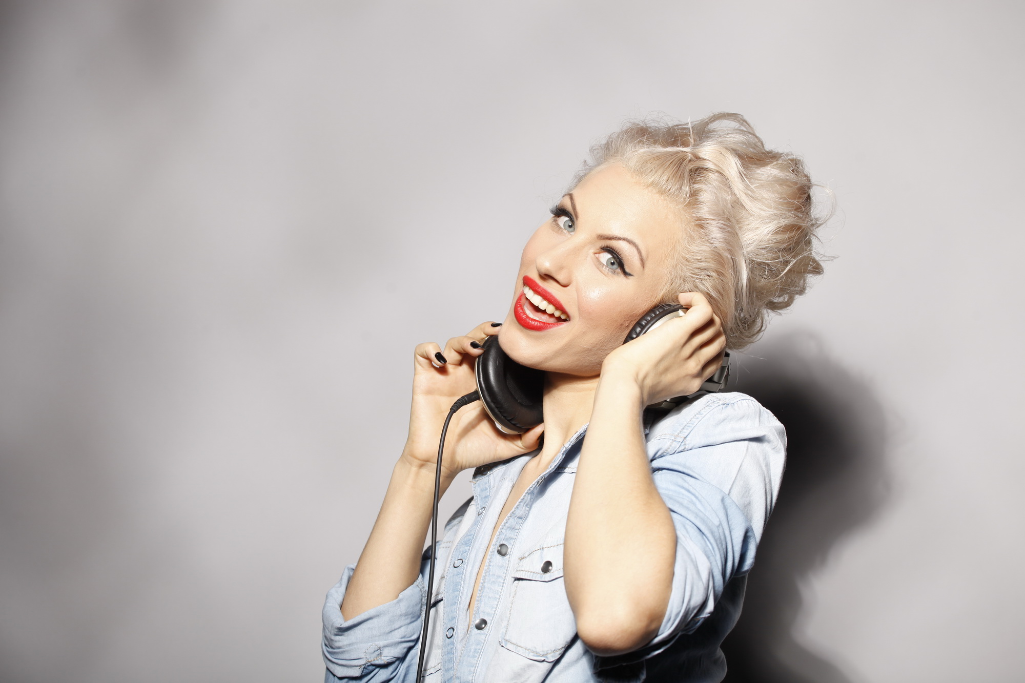 Cantareata si-a onorat toate contractele, in perioada sarcinii