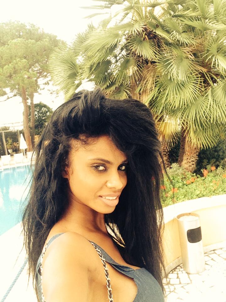 Laurette da semne ca se simte foarte bine in Franta